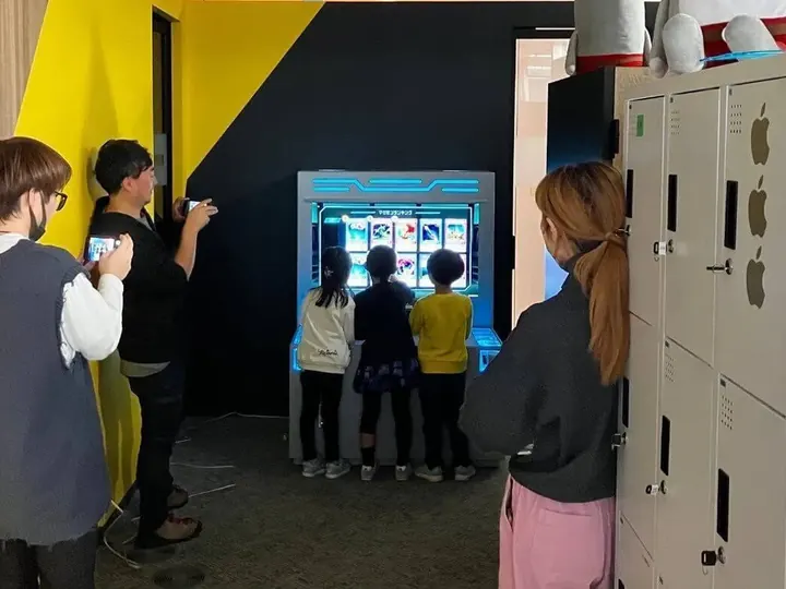 社内で行われたマゼモンの体験会。子どもたちがマシンの前でカードを作っている